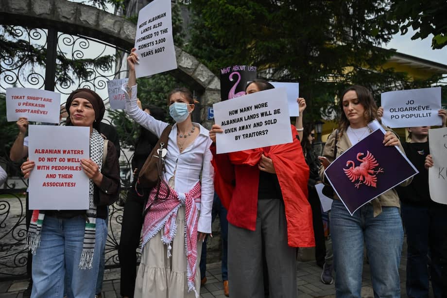 Manifestantes protestan frente a la Embajada de Albania en Pristina en apoyo a las protestas en ese país contra un megaproyecto turístico de lujo vinculado a Jared Kushner e Ivanka Trump.