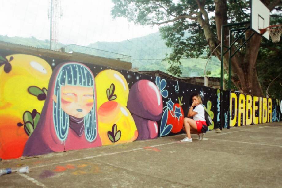 Todos los murales del parque de Dabeiba fueron intervenidos por los artistas. Se utilizaron más de 80 galones de pinturas. Gran parte de la pintura fue donada. Artista: Julieth Alejandra Restrepo. Foto: José David Galvis.