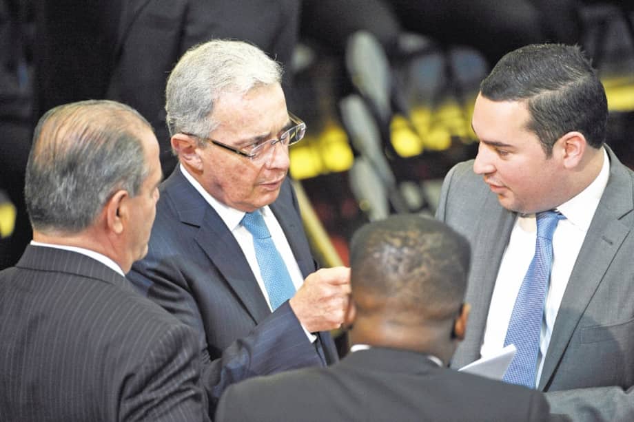El expresidente Álvaro Uribe y algunos de los miembros de la bancada del Centro Democrático. / Gustavo Torrijos - El Espectador