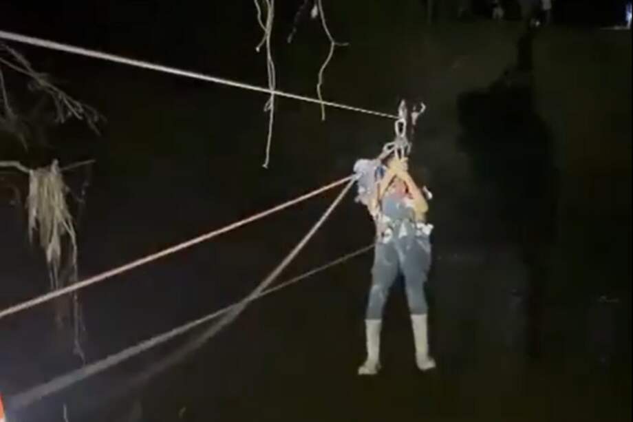 La mujer fue sacada a través de poleas que improvisaron las autoridades ante el difícil acceso a la zona donde se encontraba.