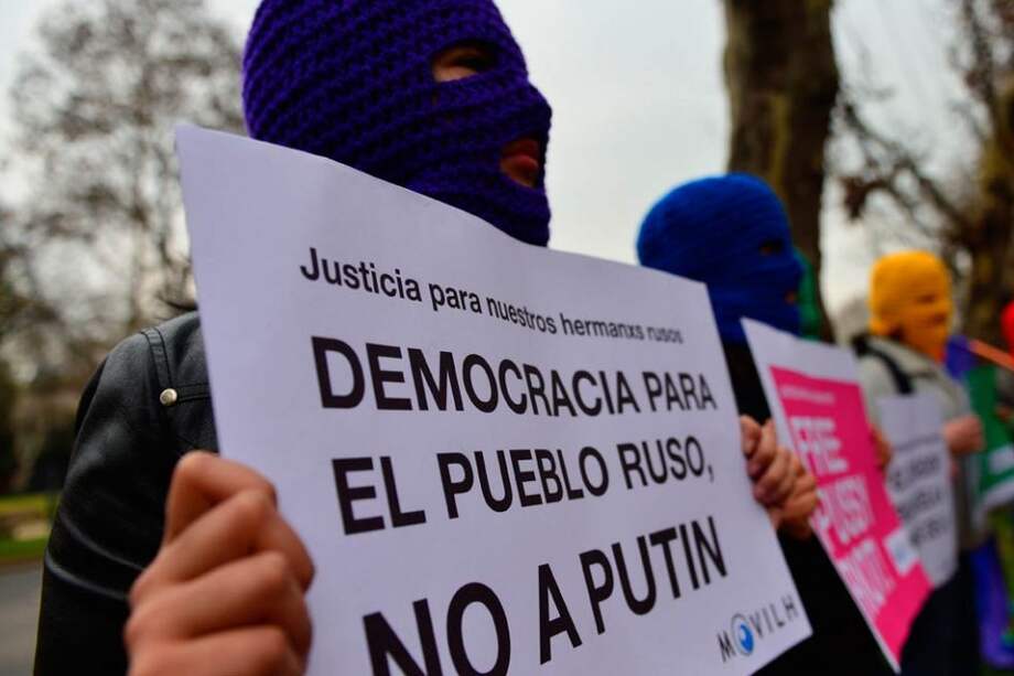 Activistas protestan en Santiago, Chile contra "la normas homofóbicas que imperan en Rusia". AFP