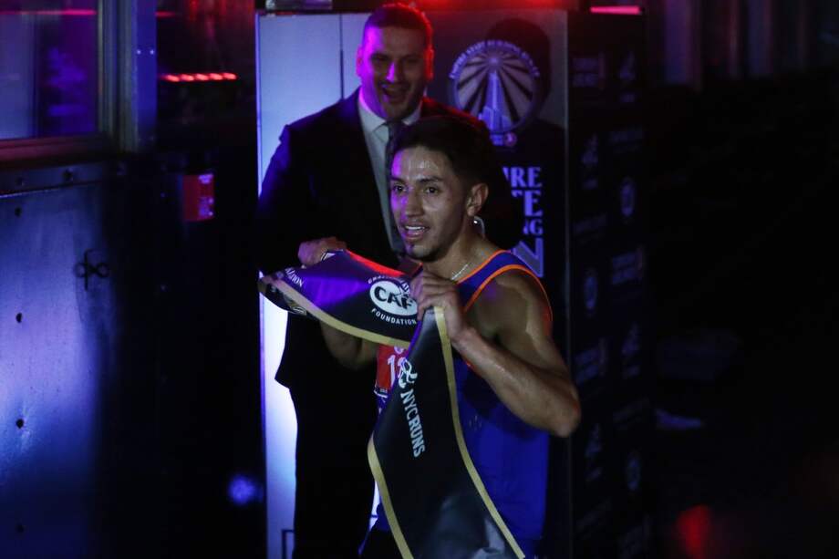 Frank Carreño, primer latino en ganar el ascenso al Empire State de Nueva York. / AFP