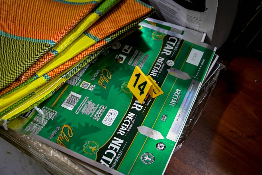 Etiquetas de licor adulterado que eran impresas en la litografía clandestina.