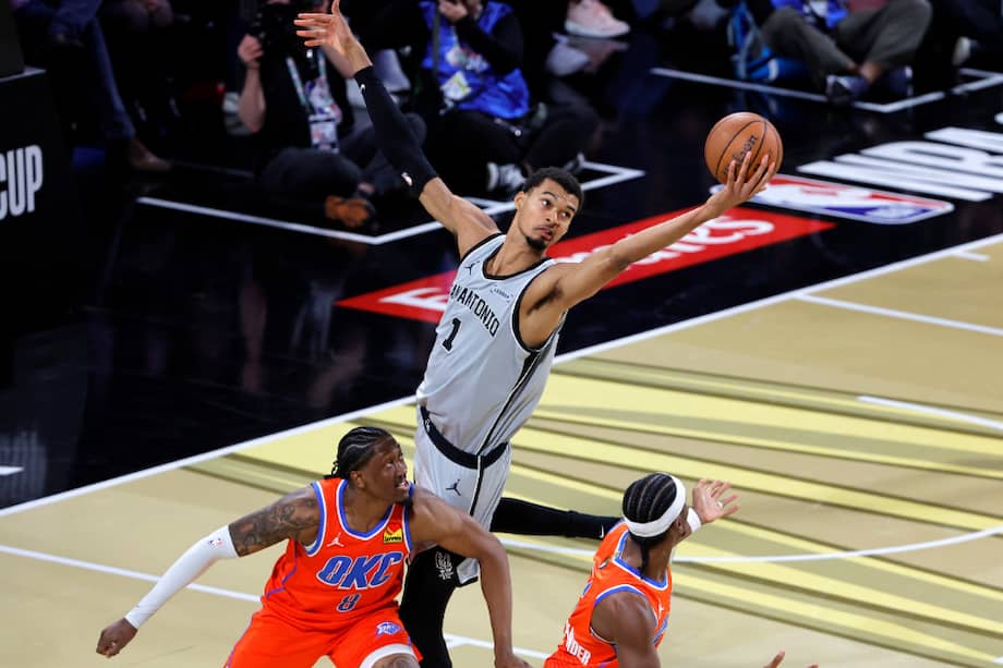 El francés volvió tras doce partidos de ausencia y lideró la victoria de San Antonio sobre Thunder, mientras los Knicks avanzaron con una noche brillante de Jalen Brunson.