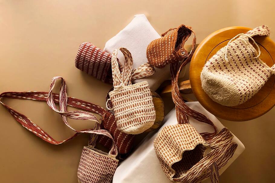 Esta marca fue fundada por Leonardo Munévar, que ha estado recorriendo años las comunidades para aprender sobre su sabiduría.