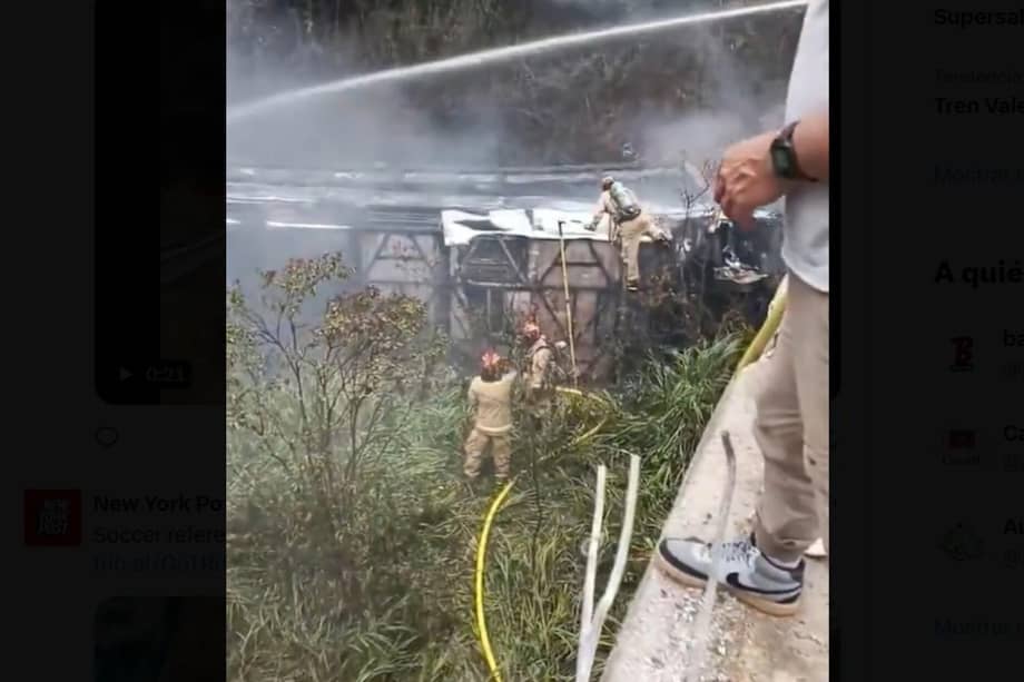 Captura de video obtenida a través de rastreo de redes de bomberos controlando un incendio en un autobús que cayó en un abismo en una vía de la provincia andina de Azuay (Ecuador).