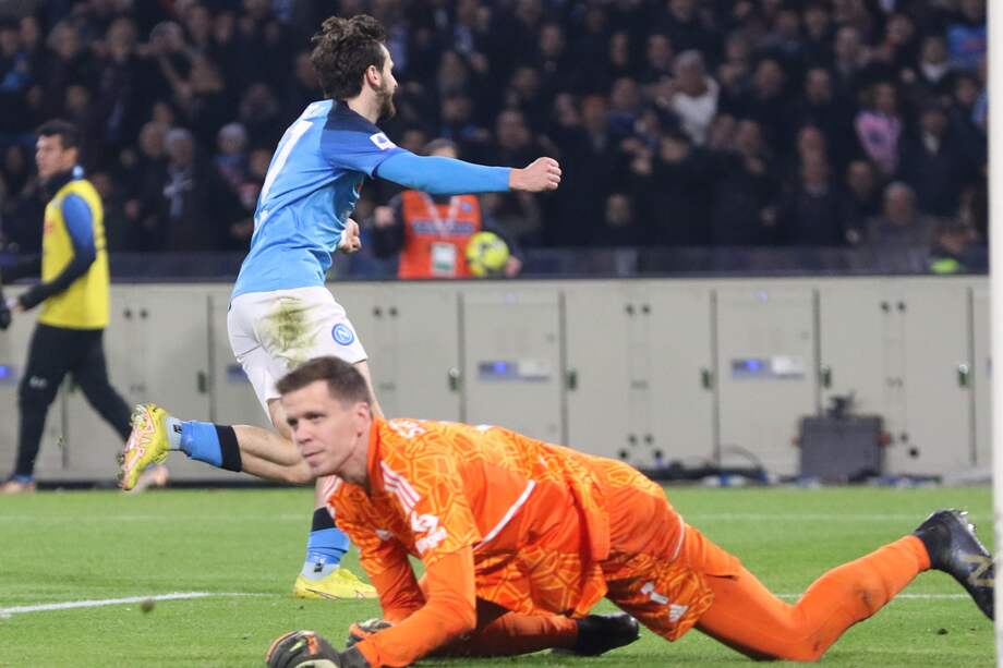 Jvicha Kvaratsjelia celebra uno de los goles con los que el conjunto napolitano extendió su buena racha.