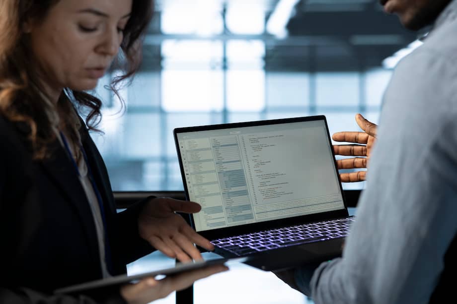 Según el análisis, Gold Blade ha afinado su estrategia combinando espionaje digital, robo de datos y ataques de ransomware desarrollados con su propio sistema de cifrado.