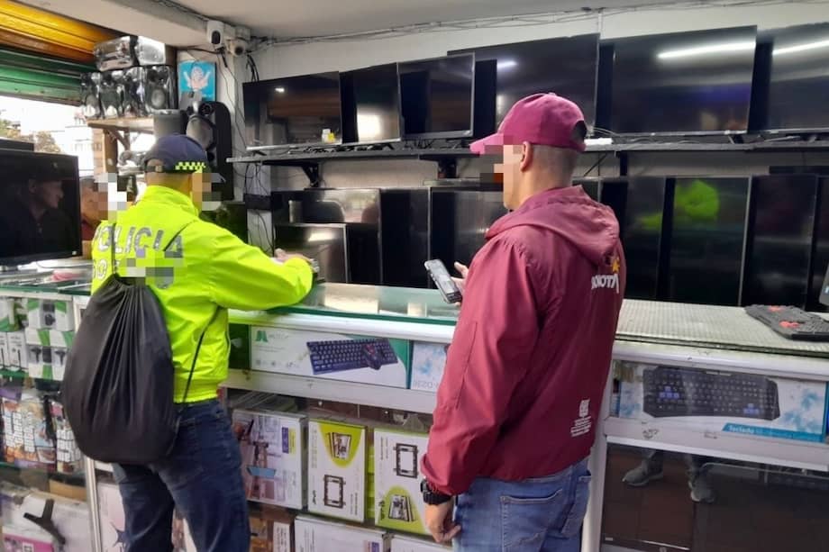 Equipos tecnológicos incautados durante operativos de control en compraventas de la carrera Décima, en el centro de Bogotá.