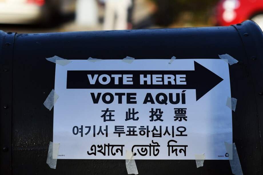 Los demócratas intentaron movilizar el voto latino y asiático ayer. / AFP