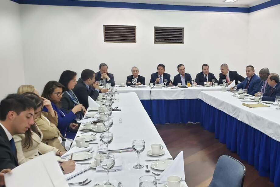 La bancada conservadora junto al fiscal Néstor Humberto Martínez. / Cortesía