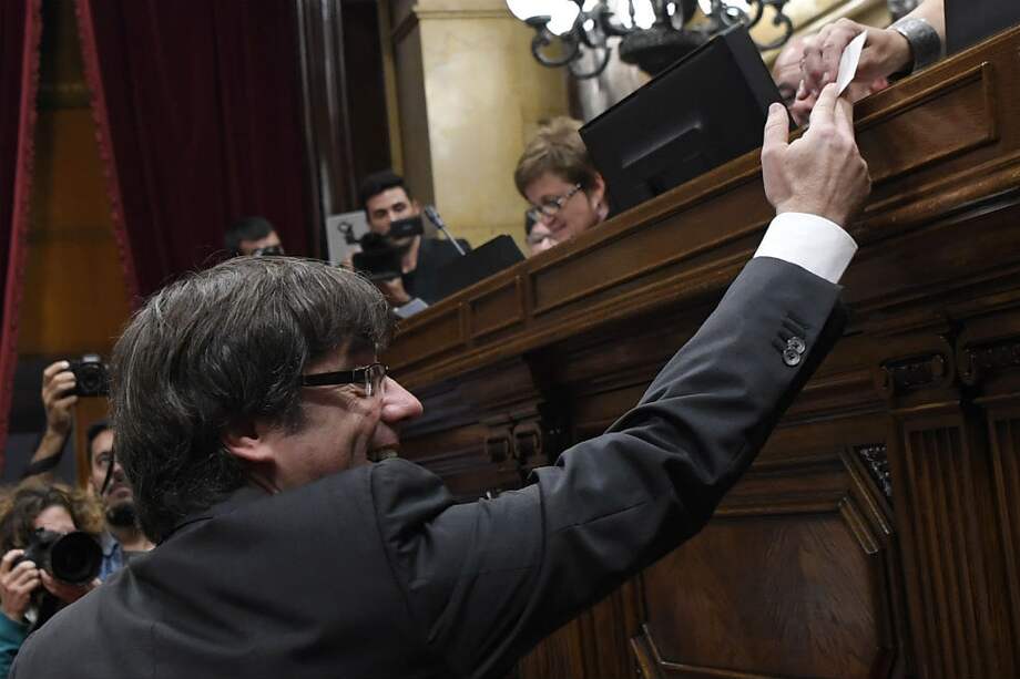 El presidente catalán Carles Puigdemont dio su voto por la independencia en el parlamento. / AFP