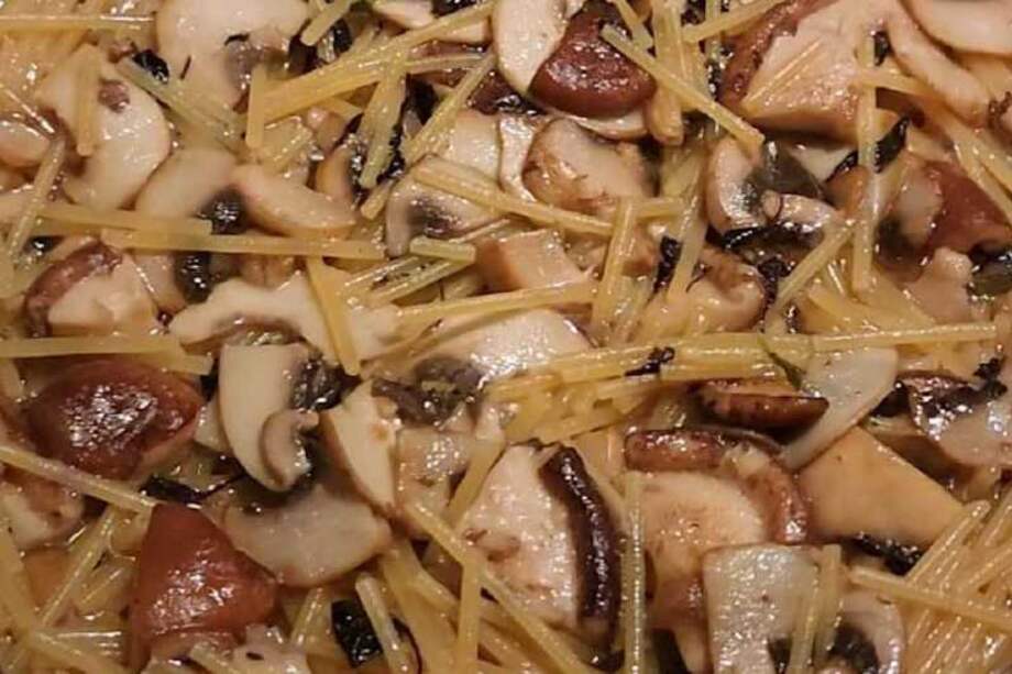 En un caldero con el aceite de oliva saltee el ajo, la cebolla, el tomillo y el laurel. Cuando comiencen a dorar, añada los hongos y saltee hasta que suden un poco. Luego integre la pasta. / Cortesía: Harry Sasson