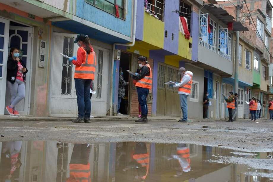 En estas labores han participado 1.537 voluntarios, quienes han recorrido ocupaciones informales y otros sectores priorizados en conjunto con la Secretaría de Integración Social y la Secretaría de Gobierno. / Cortesía Secretaría de Hábitat