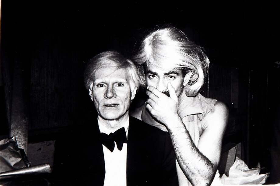 El padre del Pop Art Andy Warhol (izq.) junto a Víctor Hugo en la legendaria discoteca neoyorquina Studio 54. / Efe