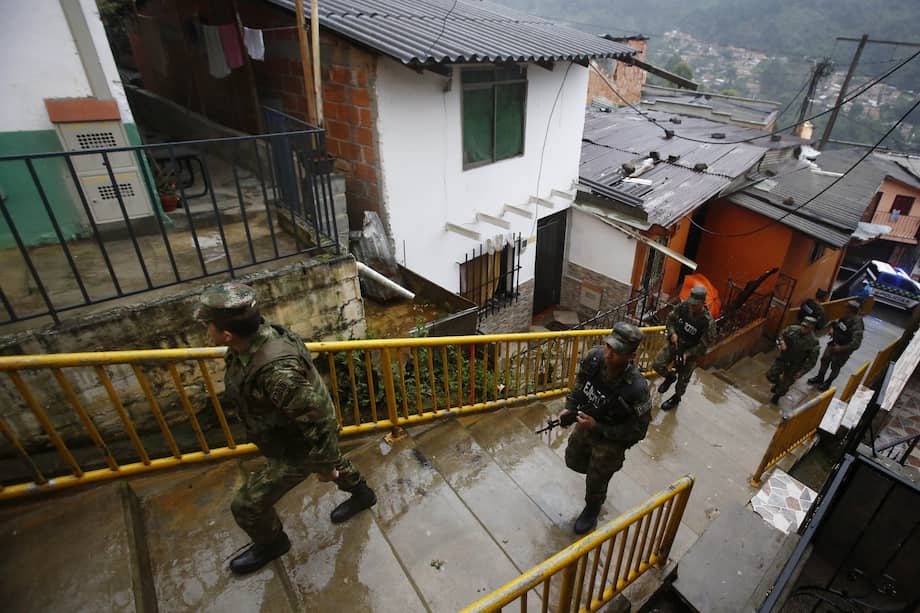 El Informe Final recomienda que los militares o policías con denuncias “creíbles” en casos de violación a los Derechos Humanos o infracciones al DIH no deberían tener ascensos en sus rangos.. EFE/Luis Eduardo Noriega A.