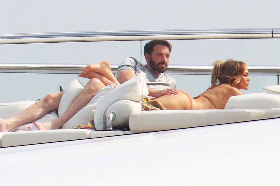 Así, en un yate, en Saint Tropez, Jennifer López y Ben Affleck recrearon la imagen que hizo suspirar a muchos en el 2002.