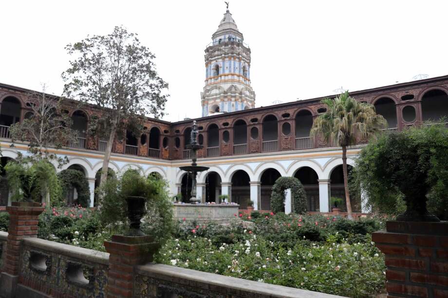 Fotografía de un jardín al interior del convento de Santo Domingo este lunes, en Lima (Perú).