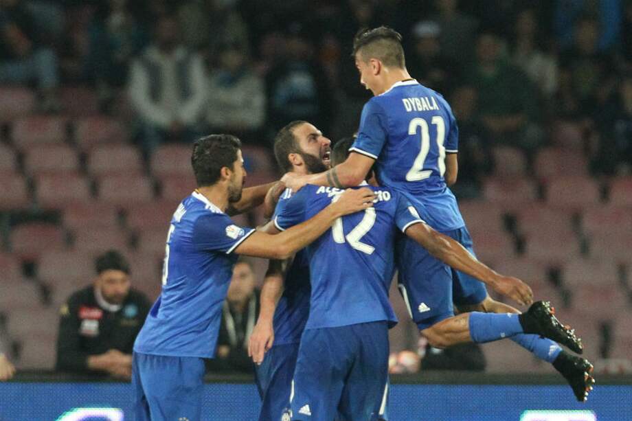 Gonzalo Higuaín celebra uno de los dos goles que le marcó al Napoli. / AFP