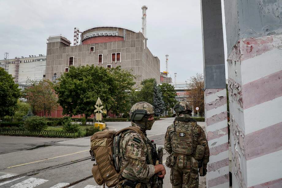 Miembros del Organismo Internacional de Energía Atómica (OIEA) examinan la central nuclear de Zaporizhzhia en Enerhodar.
