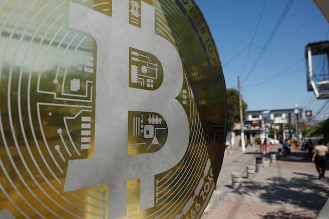 Empresas que apostaron al bitcoin se enfrentan a una crisis por la caída de las criptomonedas