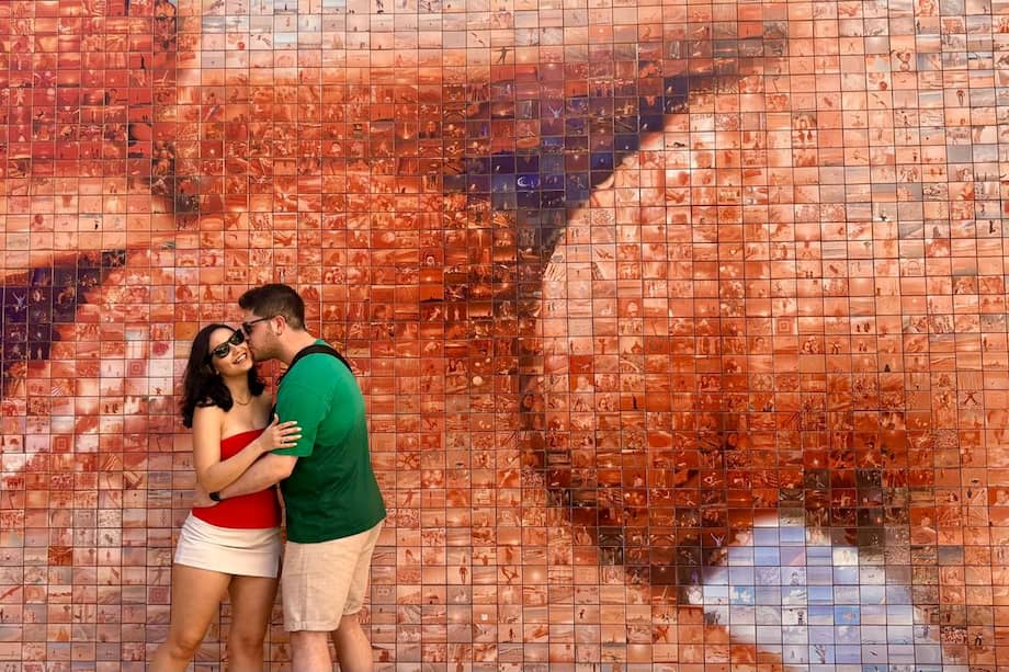 Muchas parejas visitan el mural para besarse, tomarse fotos y guardar una postal romántica de Barcelona.