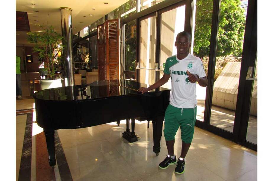 El delantero colombiano Carlos Darwin Quintero, del Santos Laguna mexicano, posa para la lente de El Espectador en el Sheraton de Retiro. / Santiago Amorós