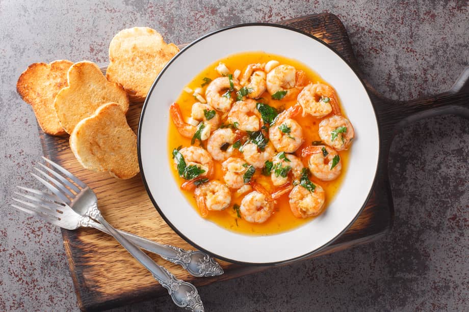 Sirve estos camarones al ajillo con tu vio favorito para disfrutar.