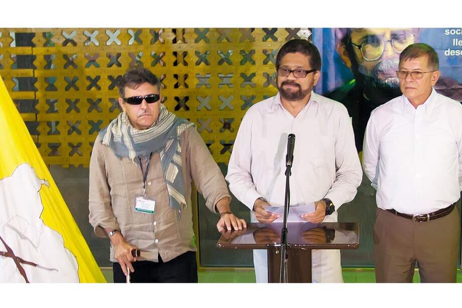 ‘Iván Márquez’, ‘Marcos Calarcá’ y Jesús Sántrich’, miembros de la delegación de paz de las Farc, el lunes 29 de abril de 2013, en el Palacio de Convenciones de La Habana. / EFE