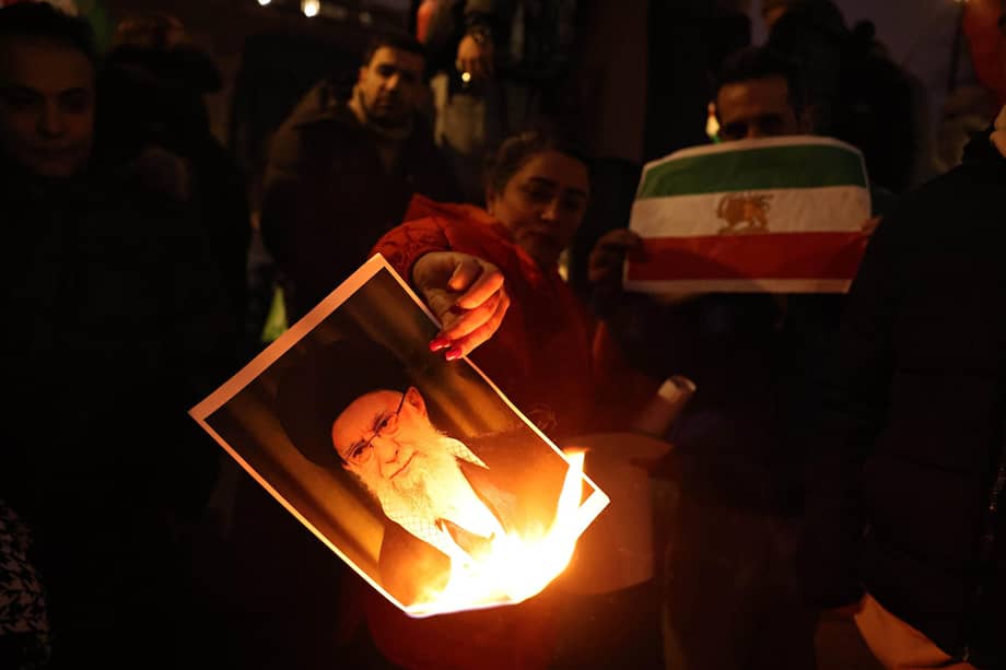 Los manifestantes prendieron fuego a un retrato del líder supremo iraní, Ali Jamenei, mientras participaban en una manifestación en apoyo al actual movimiento de protesta en Irán.