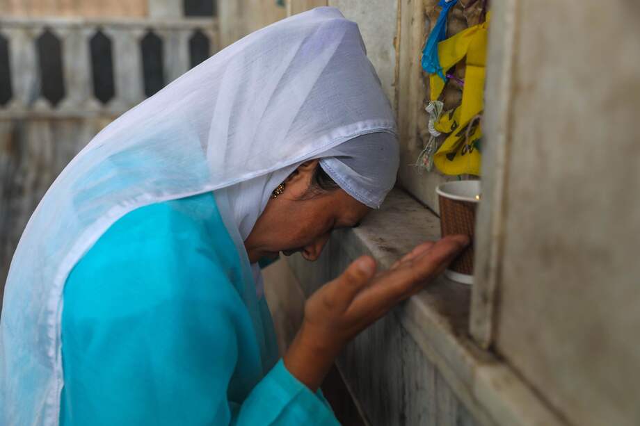 Además del santuario sufí, también fueron destruidos una mezquita, varios templos hinduistas y tumbas. La demolición se justifica en el nombre del desarrollo urbano, pero no se ha explicado qué se construirá en lugar de las estructuras demolidas.