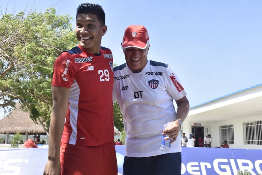 Teófilo Gutiérrez junto al técnico del Júnior, Julio Avelino Comesaña./ Cortesía “El Heraldo”