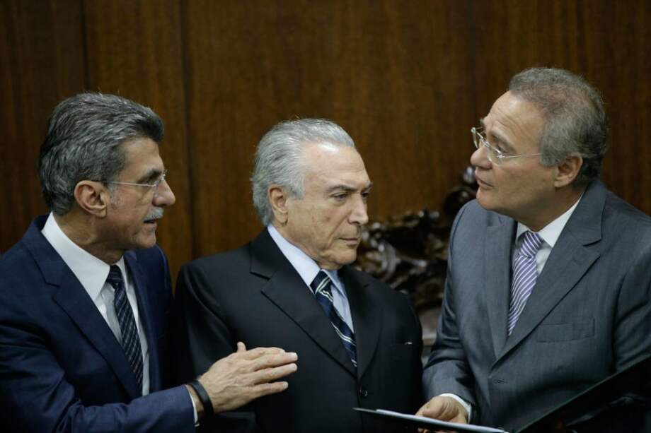 El presidente interino de Brasil, Michel Temer, junto a Renán Calheiros, presidente del Senado, y a Romero Jucá. / EFE
