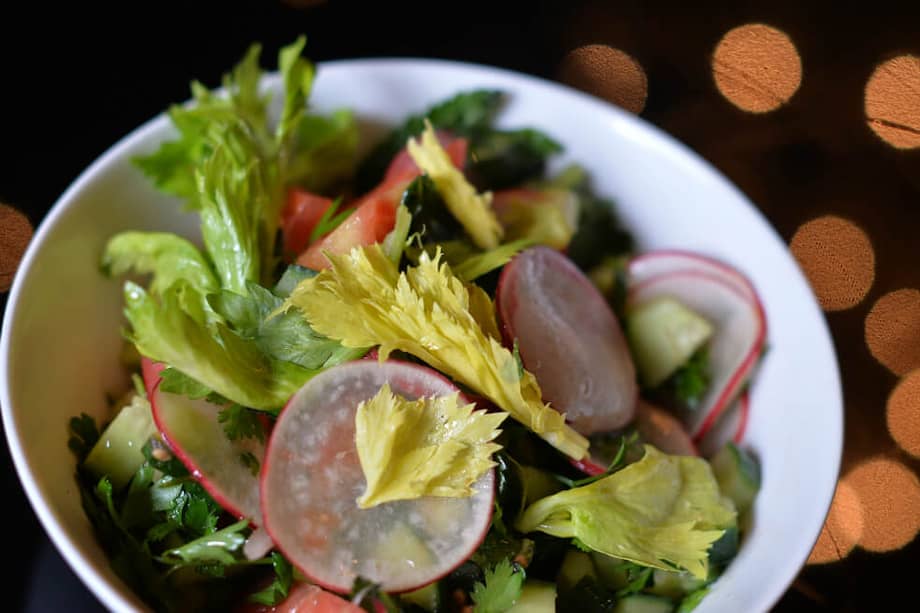 Ensalada de hojitas de apio, garbanzos, hierbabuena y aderezo de comino. / Diego Cuevas
