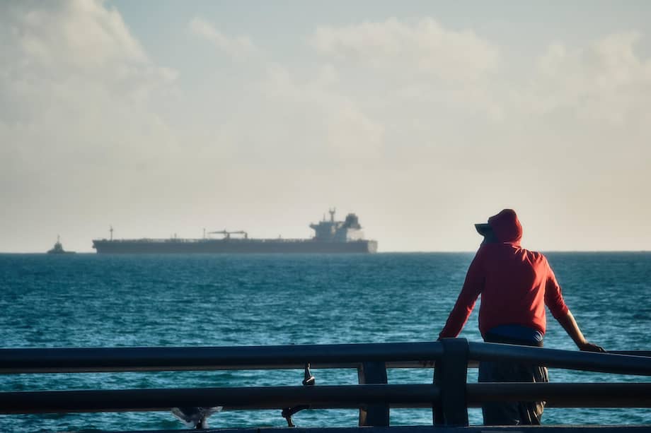 Una persona observa la entrada del buque petrolero ruso Anatoli Kolodkin, en la bahía de Matanzas (Cuba).
