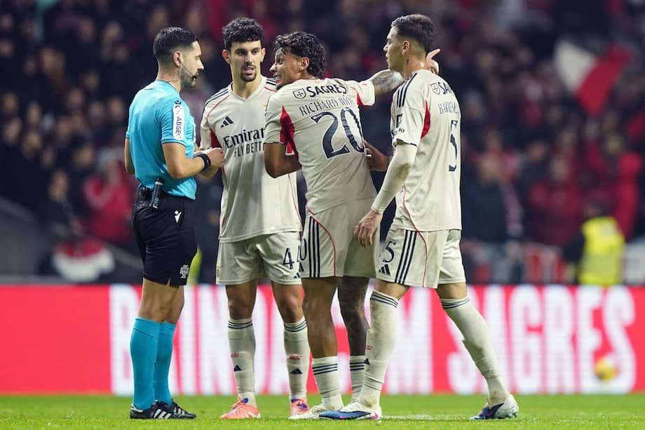 Richard Ríos y otros jugadores del Benfica durante un partido de la liga de Portugal contra el Braga el 28 de diciembre de 2025.