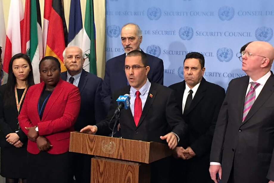 El canciller venezolano, Jorge Arreaza, rodeado de varios países miembros de la ONU que apoyan el gobierno de Nicolás Maduro. / AFP