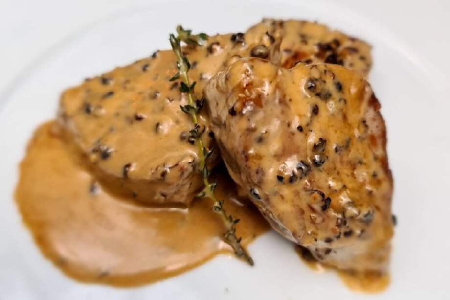 Sazone el atún con sal y suficiente pimienta negra y dórelo por lado y lado en una sartén muy caliente con el aceite de oliva. / Cortesía: Harry Sasson