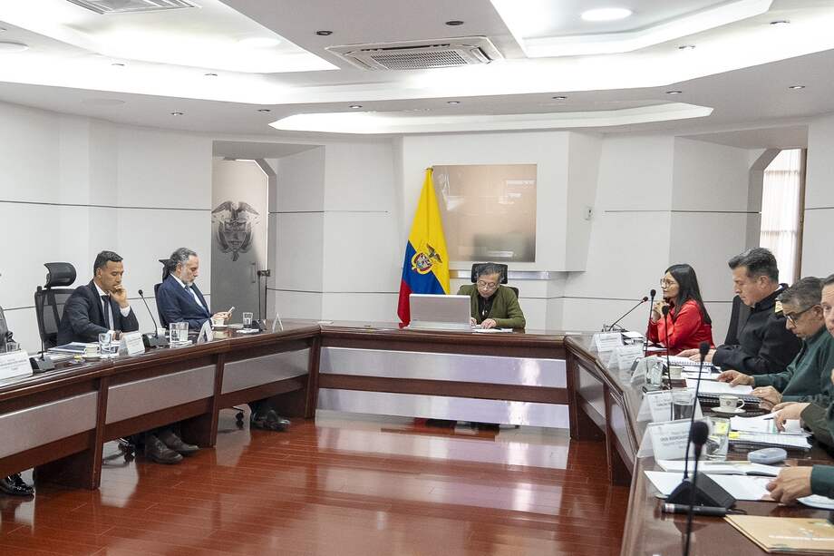 Gobierno Petro celebra aval parcial de la Corte a conmoción interior en Catatumbo, pero se prepara para ajustes.