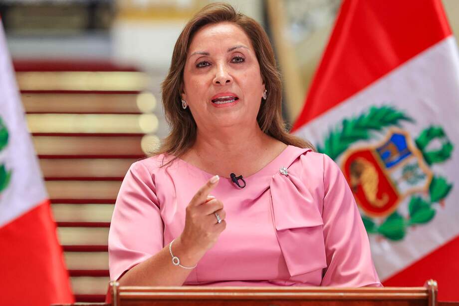 La mandataria peruana, Dina Boluarte, hablando en el Palacio de Gobierno en Lima (Perú).