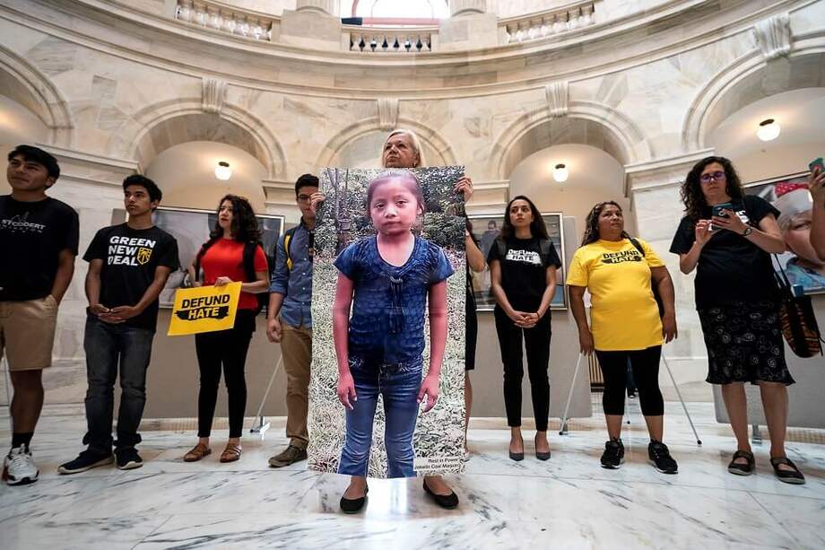 Activistas protestan por las acciones contra inmigrantes llevadas a cabo por las autoridades estadounidenses en la frontera. / EFE