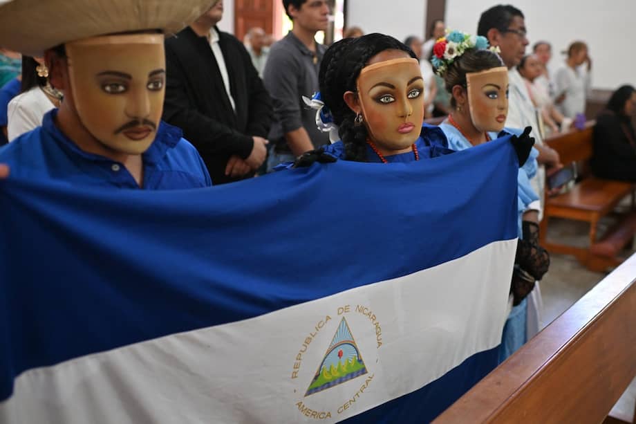Nicaragüenses en el exilio durante un misa en Costa Rica.