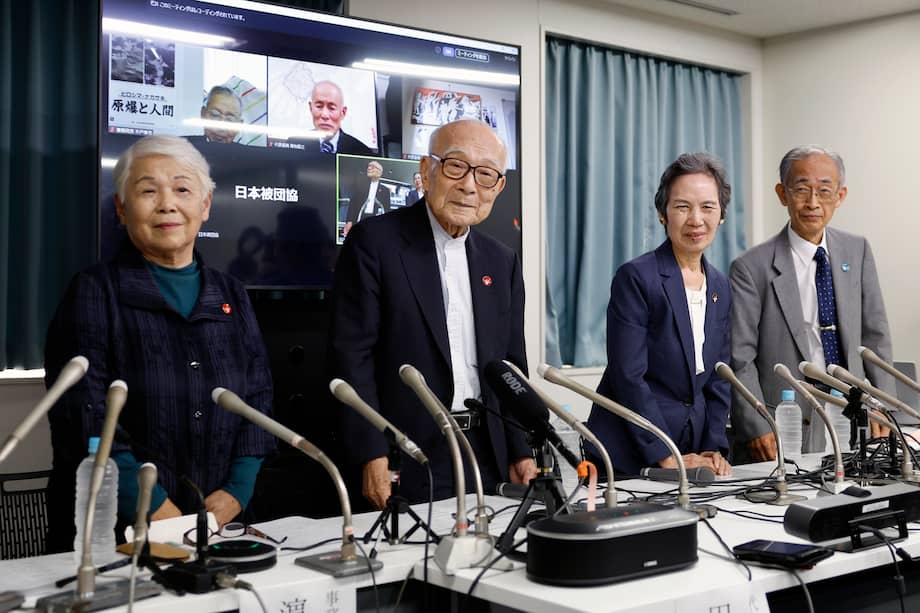 El subsecretario general de Nihon Hidankyo, Toshiko Hamanaka, el copresidente Terumi Tanaka, el subsecretario general Masako Wada y el subsecretario general Jiro Hamasumi en rueda de prensa en Tokio, un día después de que el grupo de supervivientes de la bomba atómica Nihon Hidankyo ganara el Premio Nobel de la Paz 2024 por "sus esfuerzos para lograr un mundo libre de armas nucleares", como anunció el Comité Noruego del Nobel el 11 de octubre.
