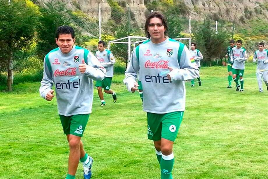 Los delanteros bolivianos Marcelo Martins Moreno (d) y Carlos Saucedo (i), trotando durante la práctica de la selección de ese país. / EFE