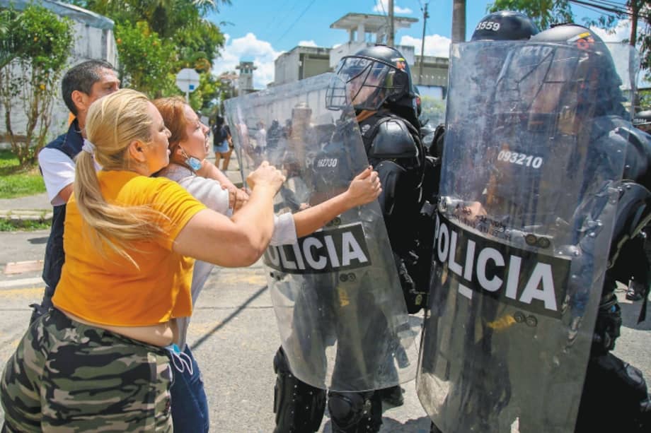 Las familias se enfrentaron al Esmad en varias ocasiones, mientras esperaban información de las víctimas. / AFP