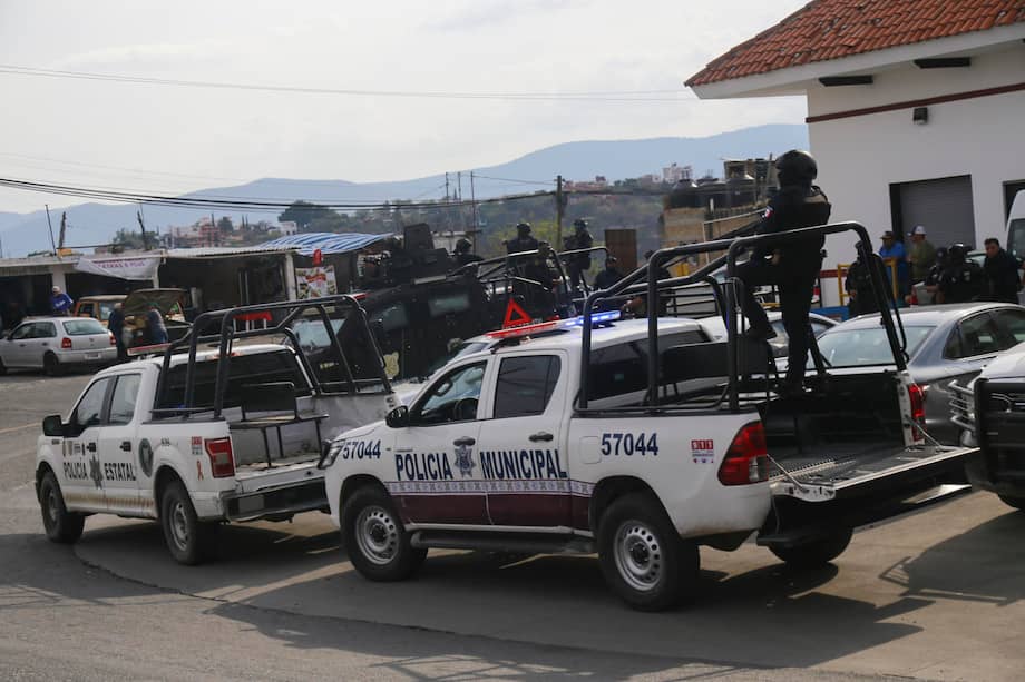 Integrantes de la Policía Municipal y Estatal de México participan en el operativo de búsqueda del presidente municipal de Taxco, Juan Andrés Vega Carranza este lunes, en Taxco (México).