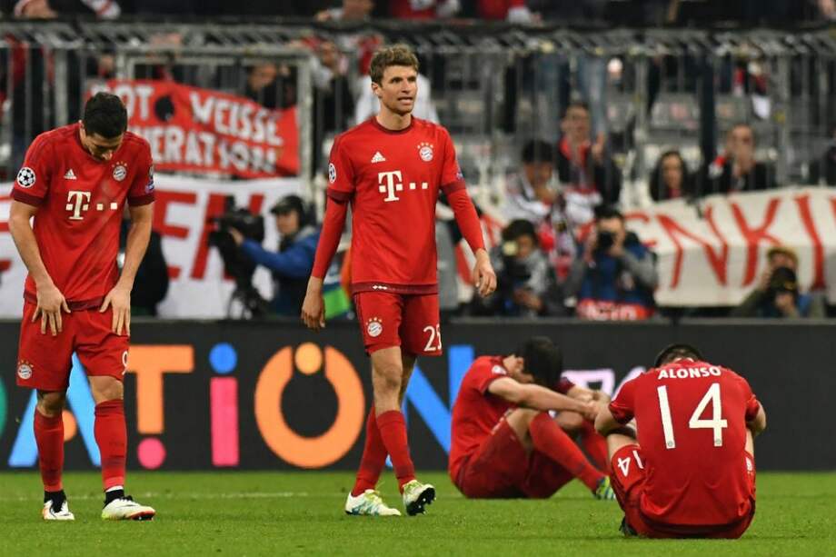 Los jugadores del Bayern se lamentan luego de caer en semifinales ante el Atlético de Madrid. / AFP