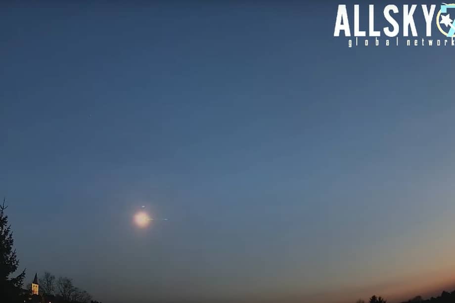 La bola de fuego brilló durante aproximadamente seis segundos, dejando una estela visible en el cielo antes de fragmentarse. El evento fue grabado por numerosas cámaras especializadas en meteoros, como las de la red europea AllSky7. /ESA