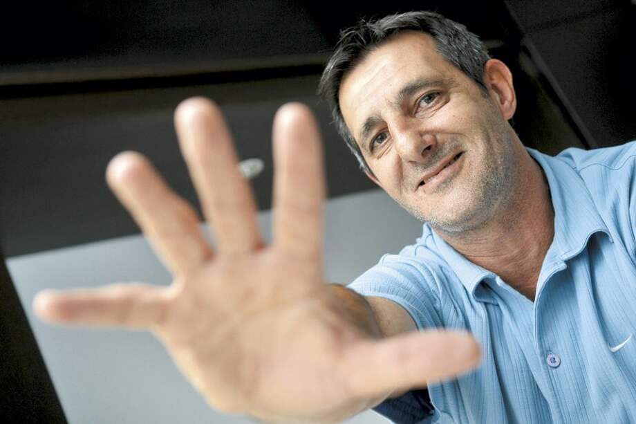 Héctor Walter Búrguez, ex arquero de Millonarios, ahora en su faceta como formador de jugadores. / Gustavo Torrijos - El Espectador