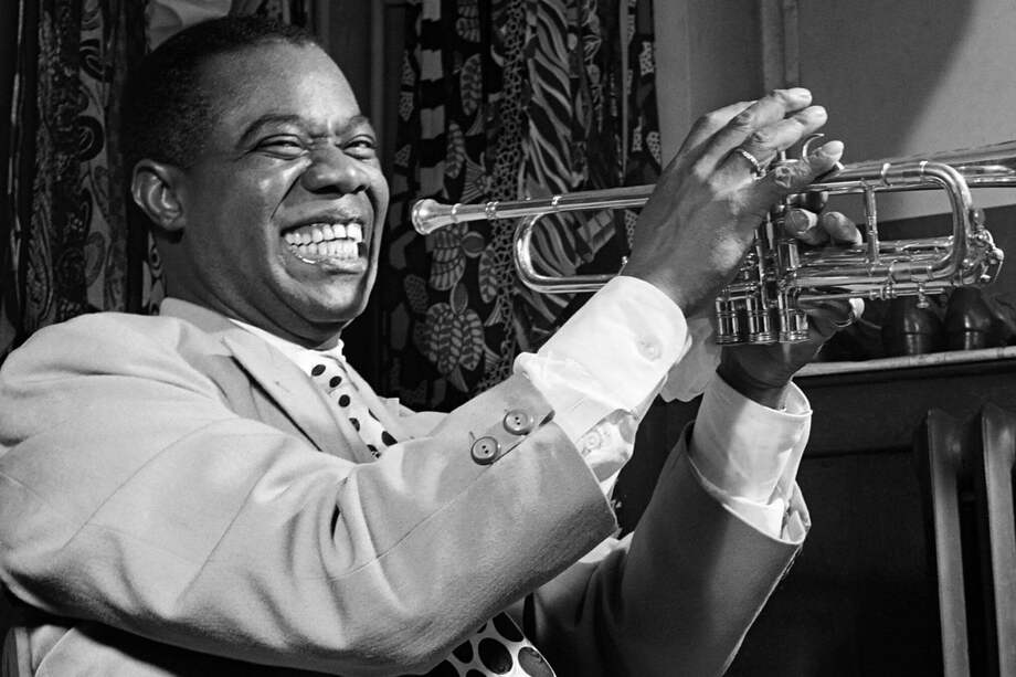 Una clásica imagen de Louis Armstrong, sinónimo de jazz, un hombre misterioso de cuya infancia se conoció muy poco. / Cortesía
